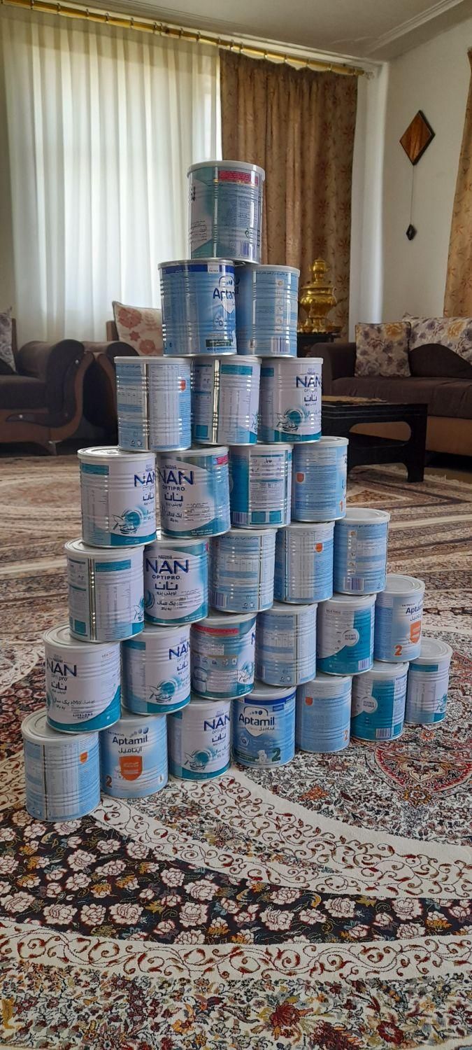 تعدای قوطی شیر خشک|ظروف نگهدارنده، پلاستیکی، یک‌بارمصرف|اردبیل, |دیوار
