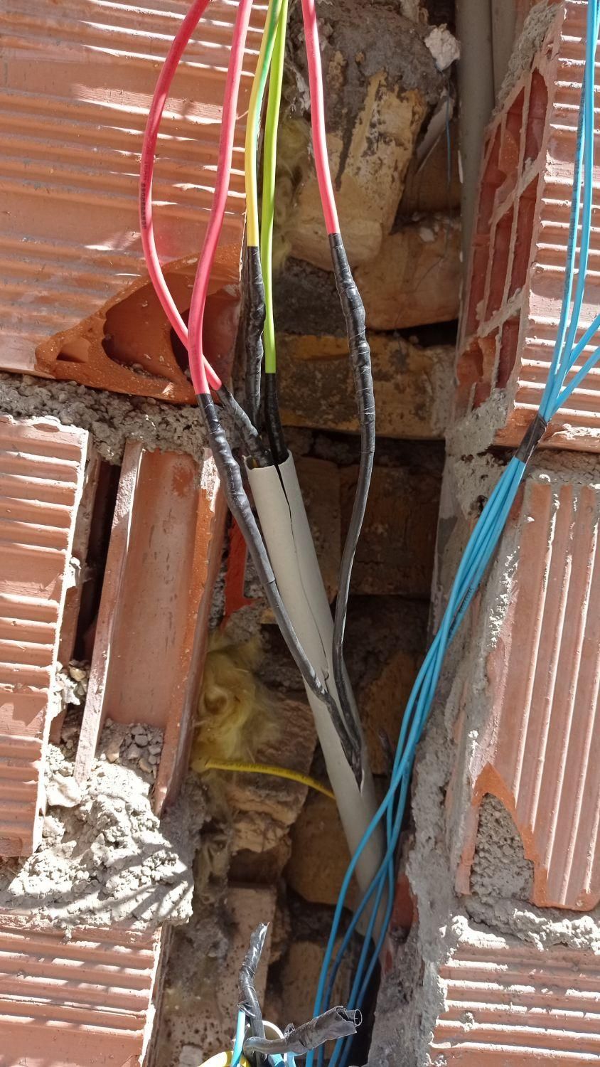 برقکار با بیش از ۲۰ سال تجربه (فقط تعمیرات)|خدمات پیشه و مهارت|بجنورد, |دیوار