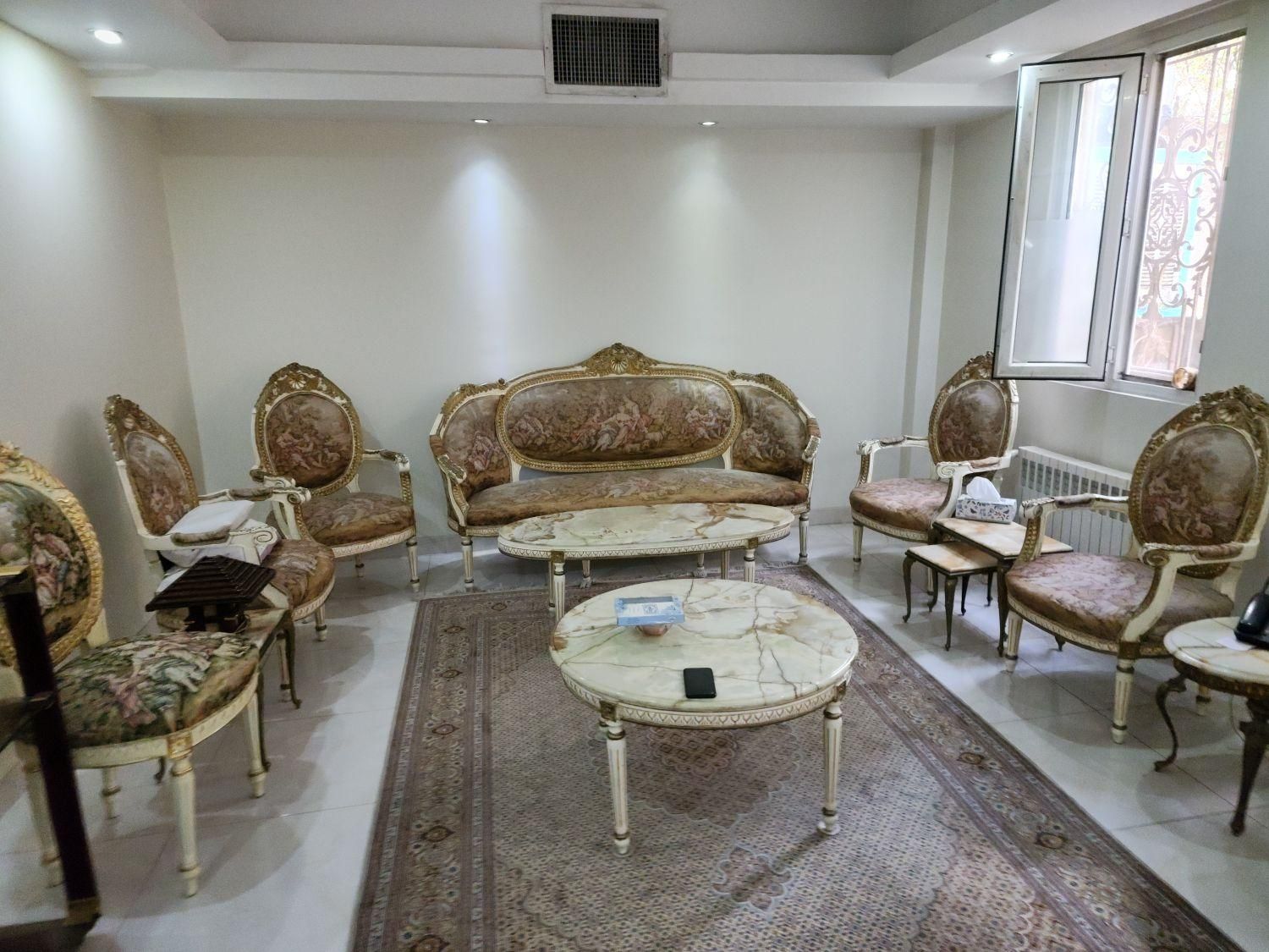 مبل  استیل فرانسوی منبت کاری و کلکسیونی دوره پهلوی|مبلمان خانگی و میز عسلی|تهران, جهاد|دیوار