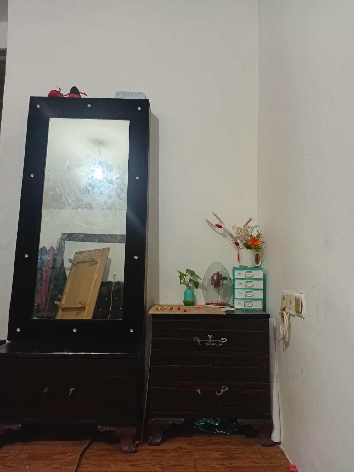 دراور،تخت خواب،آینه،همراه با اشانتیون|تخت و سرویس خواب|گلوگاه بابل (گلیا), |دیوار