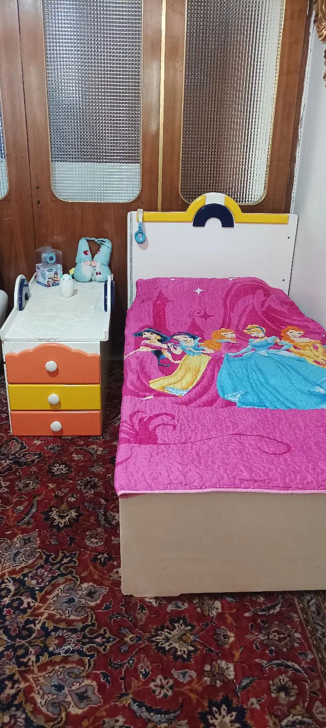 سرویس تختخواب نوزاد و نوجوان با اینه و دراور و ..|تخت و سرویس خواب|مشهد, سناباد|دیوار