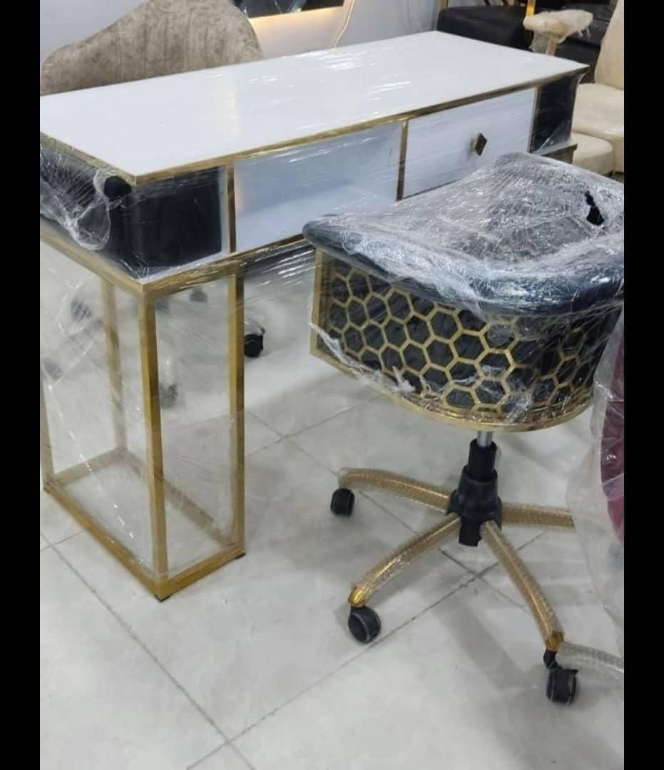 آینه و صندلی سالن آرایشگاه|آرایشگاه و سالنهای زیبایی|سنندج, |دیوار