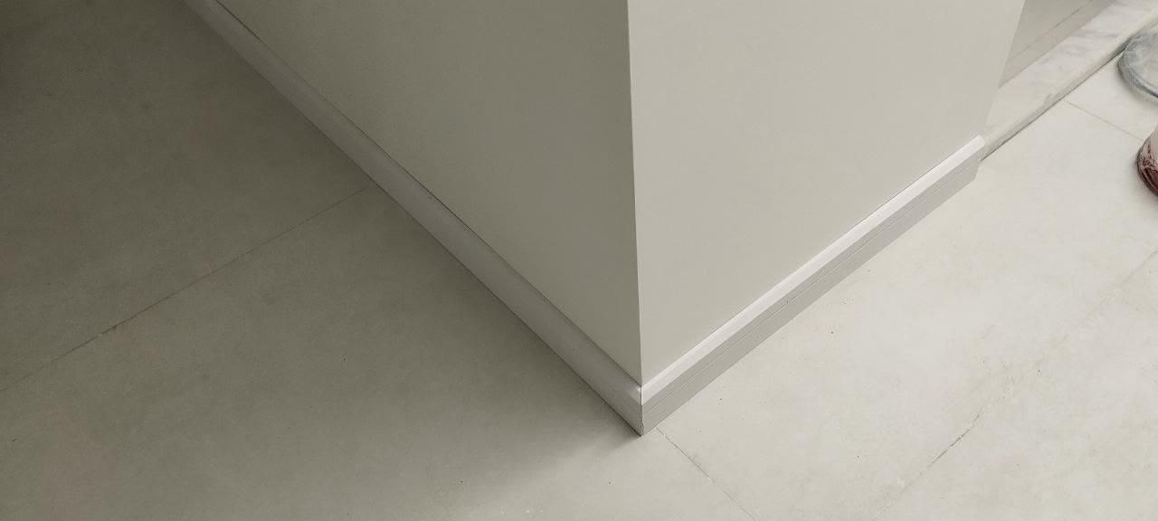 نصاب قرنیز قاپ قابندی پلی اورتان گچبری پارکت لمینت|خدمات پیشه و مهارت|کرمانشاه, |دیوار