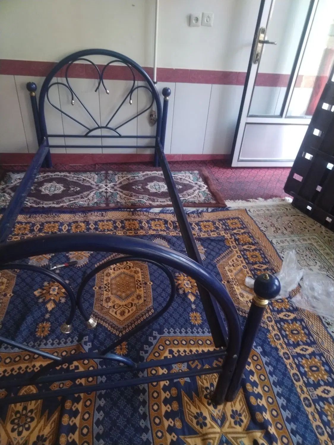 با سلام یک عدد تخت فلزی با تشک بفروش می رود|تشک تختخواب|بروجن, |دیوار