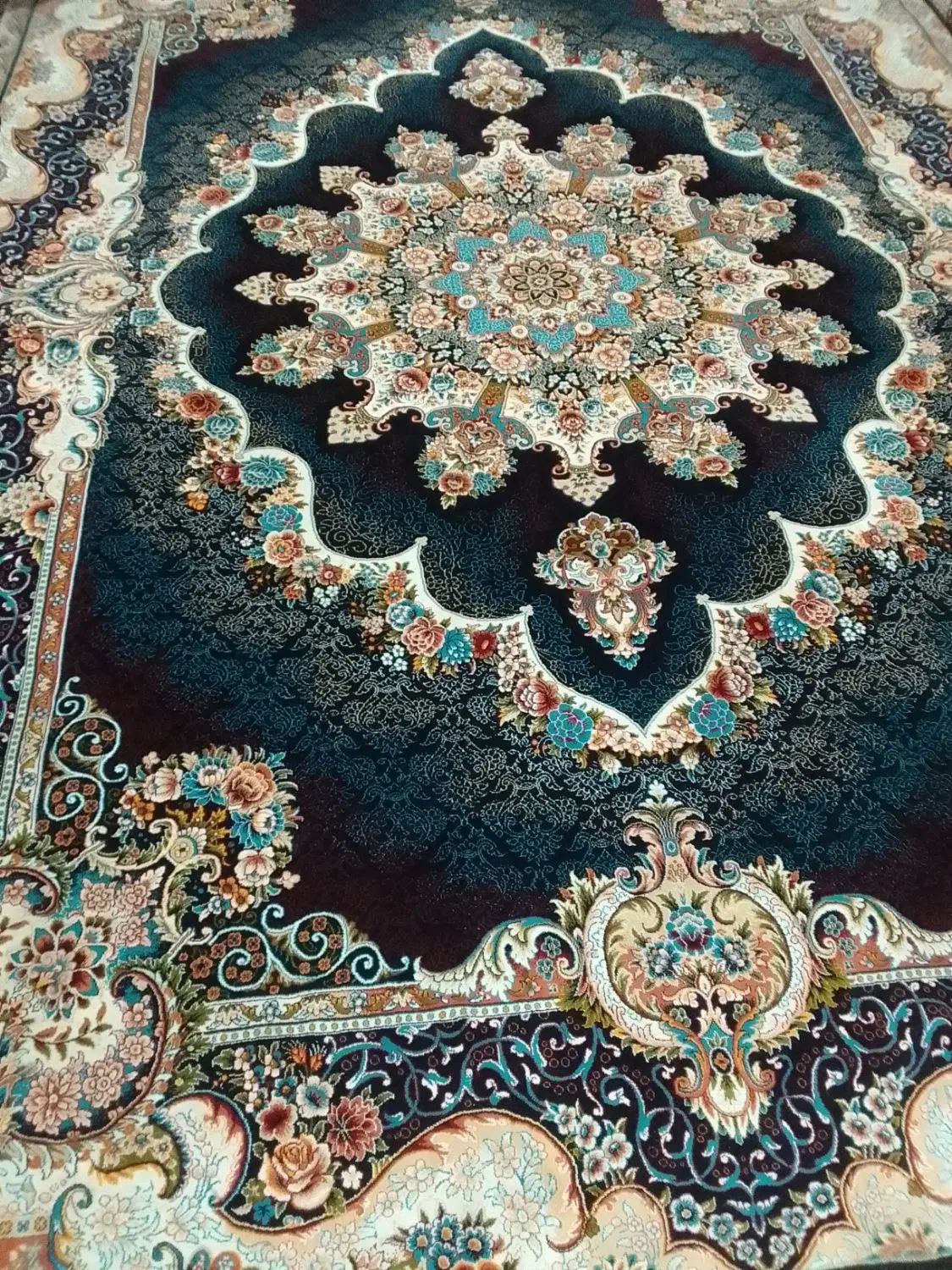 فرش ۹متری ۷۰۰شانه یه سال کار کرده بدون هیچ پارگی|فرش|کوچصفهان, |دیوار