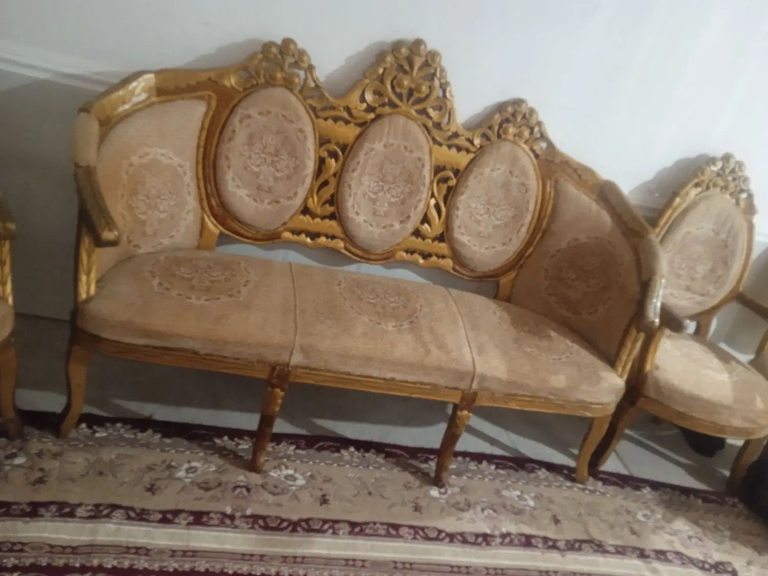 مبل سلطنتی سالم بفروش می رسد هفت نفره به قیمت 800|مبلمان خانگی و میز عسلی|بندر امام خمینی, |دیوار
