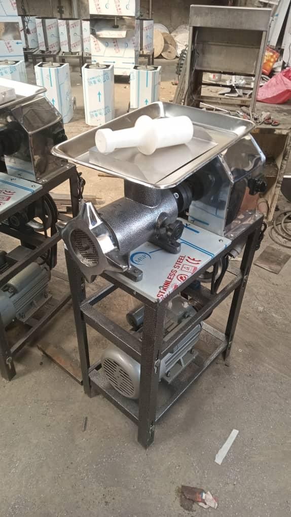 چرخ گوشت ۳۲ متحرک|کافیشاپ و رستوران|تهران, باشگاه نفت|دیوار