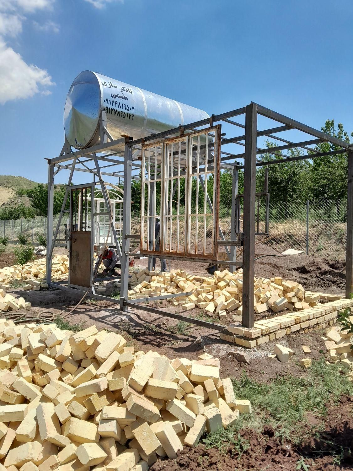 جوشکاری و نصب درب و پایه تانکر در باغ با موتور برق|خدمات پیشه و مهارت|قزوین, |دیوار