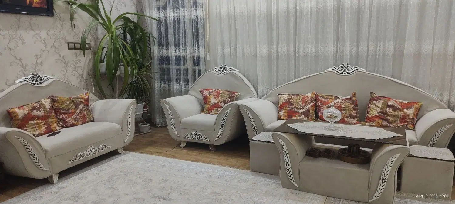 مبل ۱۰ نفره بسیار تمیز همراه با میز جلومبلی و کوسن|مبلمان خانگی و میز عسلی|تربت‌حیدریه, حسنی بالا|دیوار