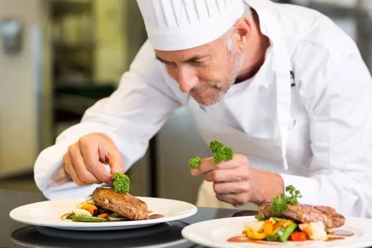 آشپز ایرانی پز و کباب زن حرفه ای|استخدام خدمات فروشگاه و رستوران|رشت, آزادگان|دیوار