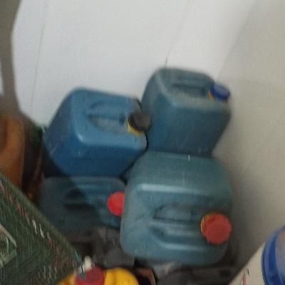 تعدادی دبه جای گازوییل|ظروف نگهدارنده، پلاستیکی، یک‌بارمصرف|سرپل ذهاب, |دیوار