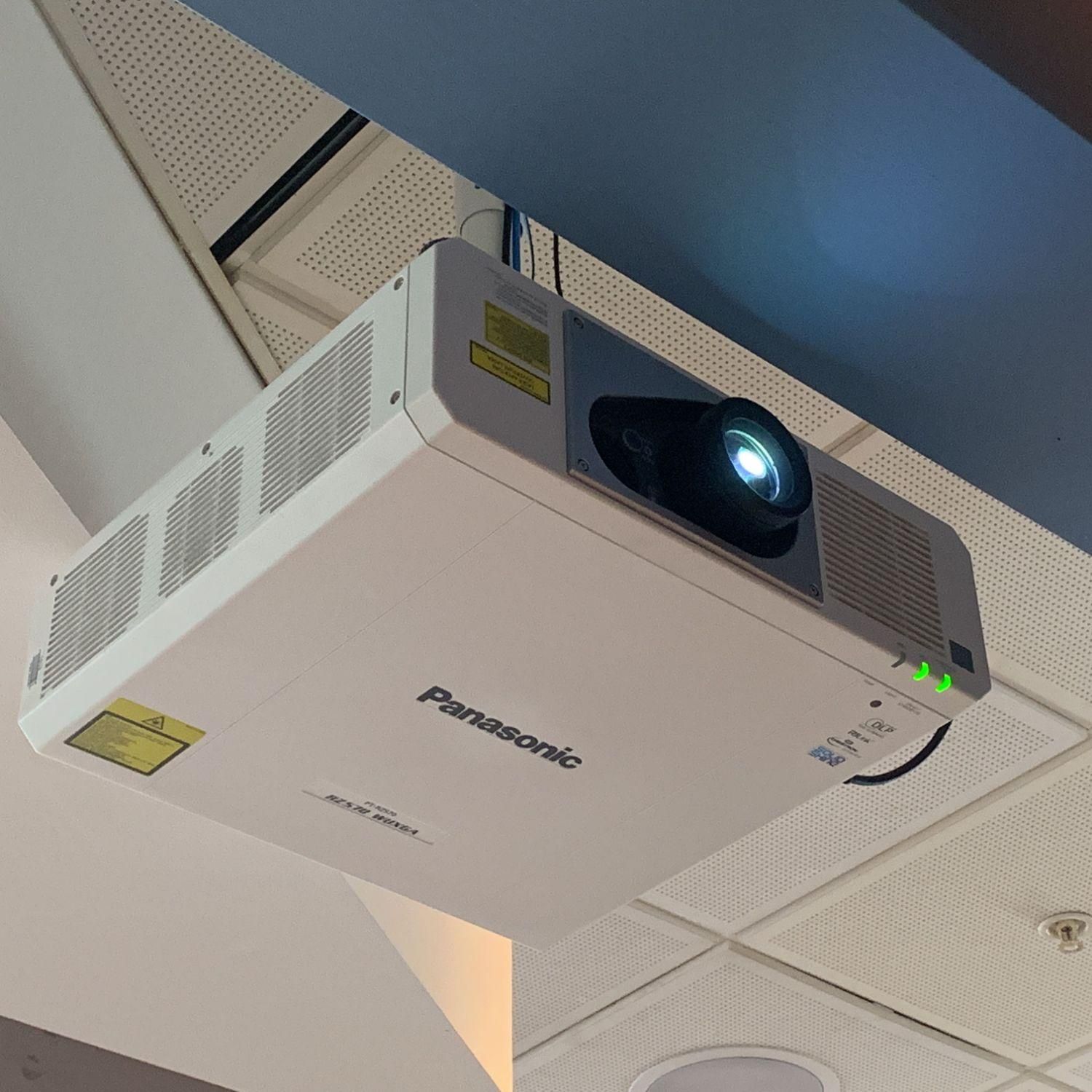 ویدئو پروژکتور پاناسونیک PT-RZ570|تلویزیون و پروژکتور|تهران, ایرانشهر|دیوار