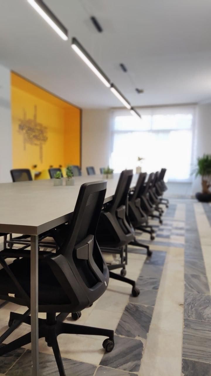 سالن همایش و برگزاری ایونت (دفتر کار اشتراکی)|اجارهٔ کوتاه‌مدت دفتر کار و فضای آموزشی|مشهد, کوثر|دیوار