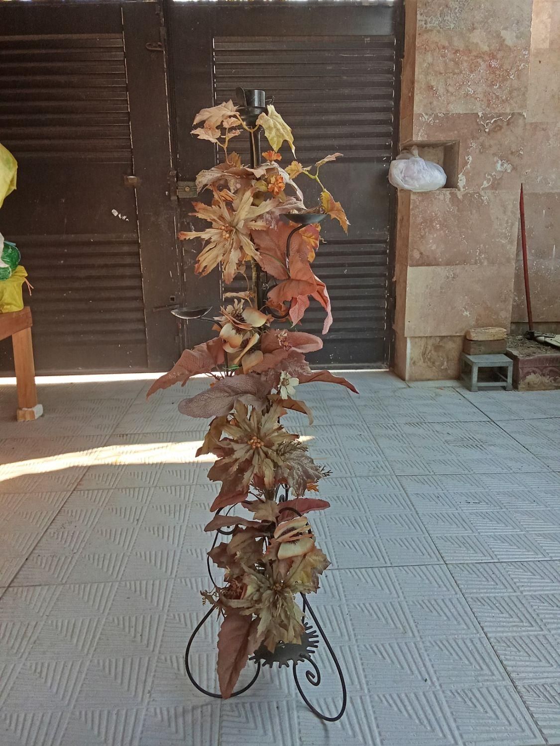 گل مصنوعی پایه فرفورژه دارای چراغ خواب،|مبلمان خانگی و میز عسلی|بهنمیر, |دیوار