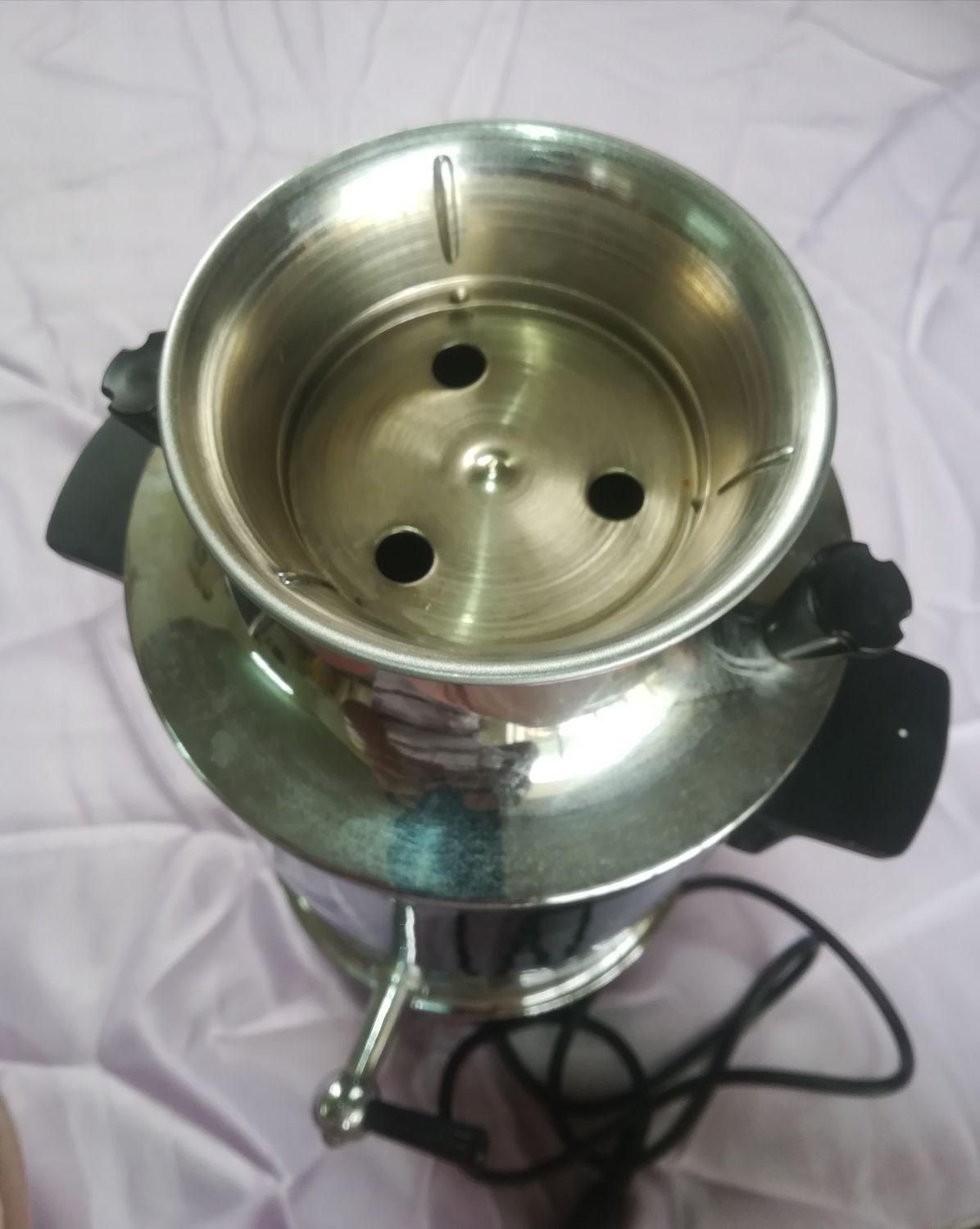 سماور برقی قدیمی (دهه50)سالم بدون خط خش.|سماور، چایساز، قهوهساز|فسا, |دیوار