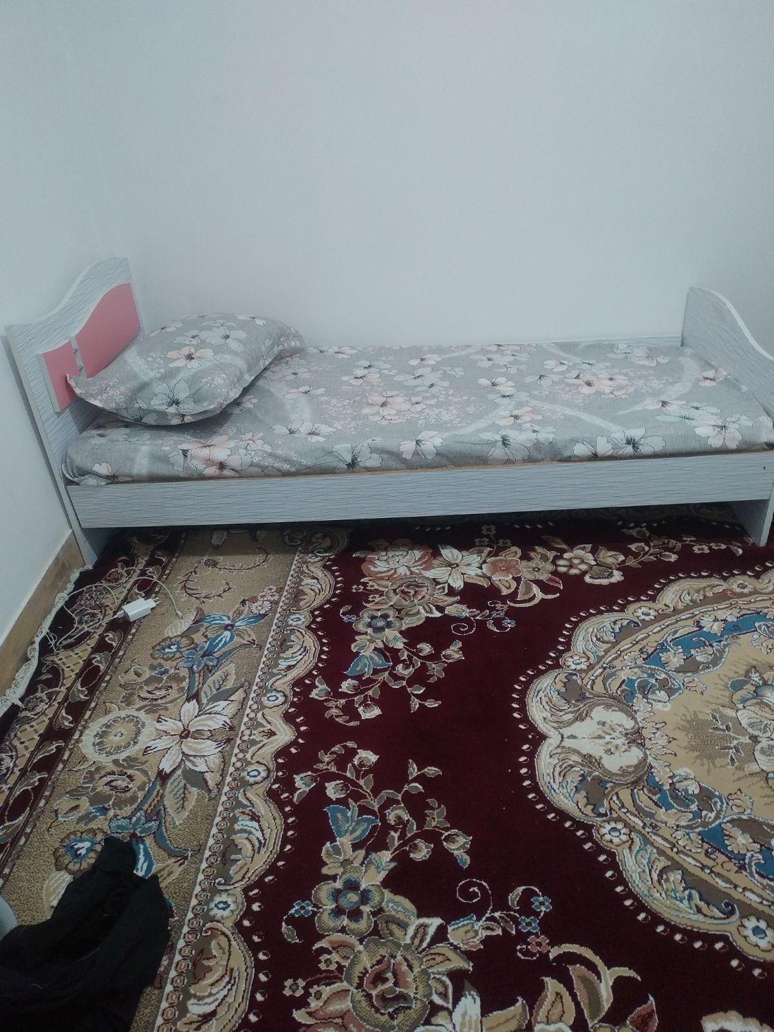با سلام یک تخت نوجوان به فروش می‌رسد فقط کفی ندارد|تشک تختخواب|مشهد, شهرک شهید باهنر|دیوار