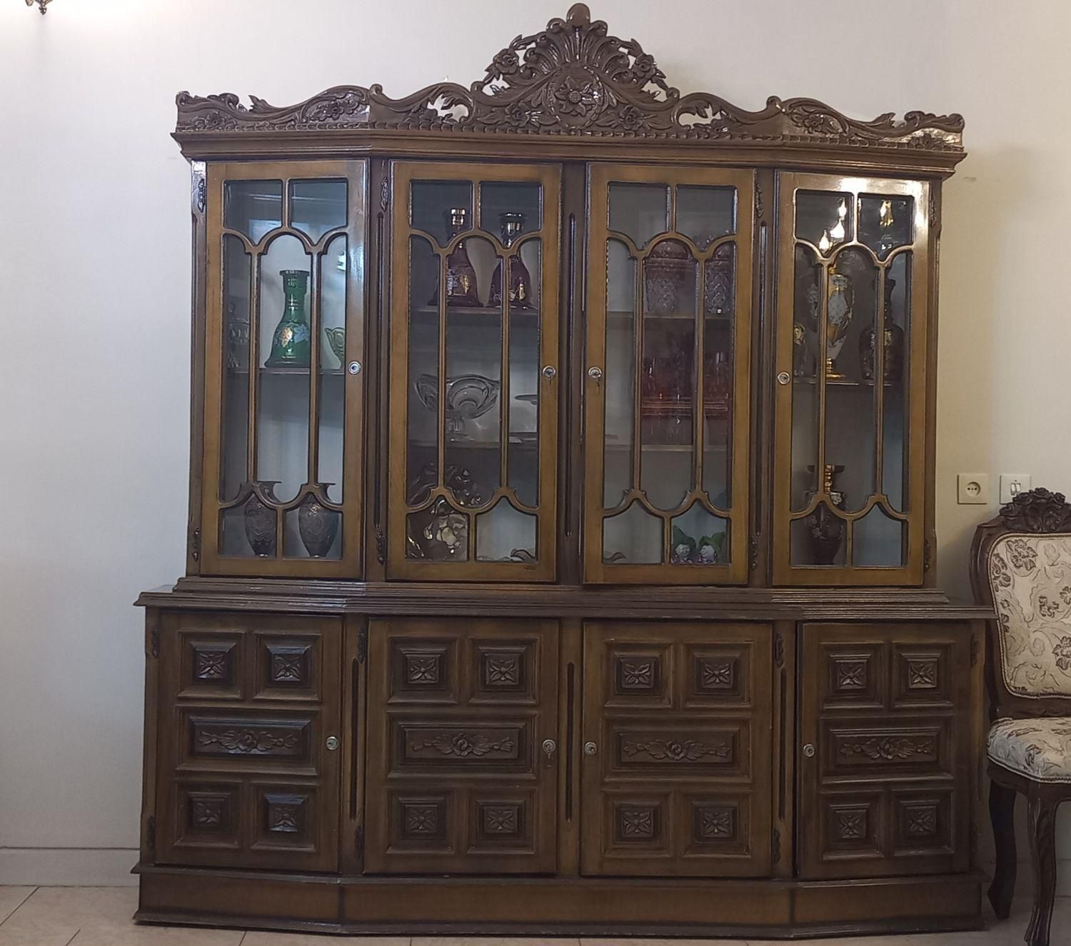 بوفه ( ویترین ) چوبی گردو با طراحی خاص|بوفه، ویترین، کنسول|اصفهان, شهشهان|دیوار