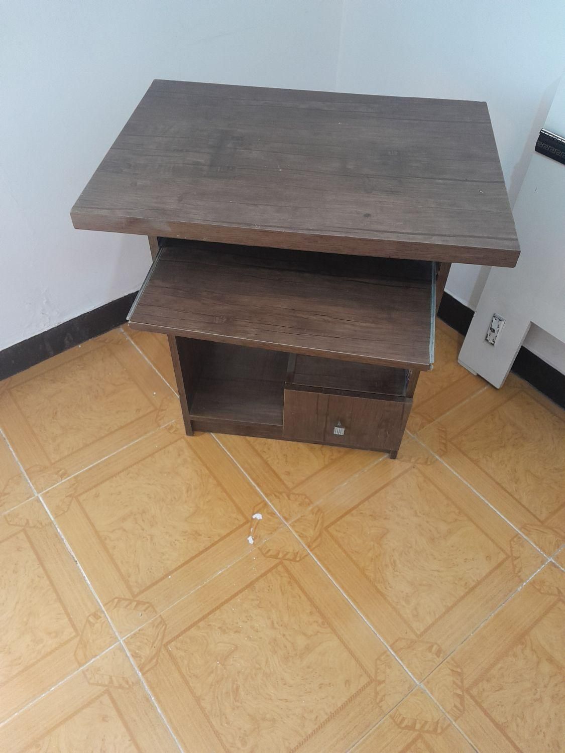 میزتحریر|میز تحریر و کامپیوتر|قرچک, پویینک|دیوار