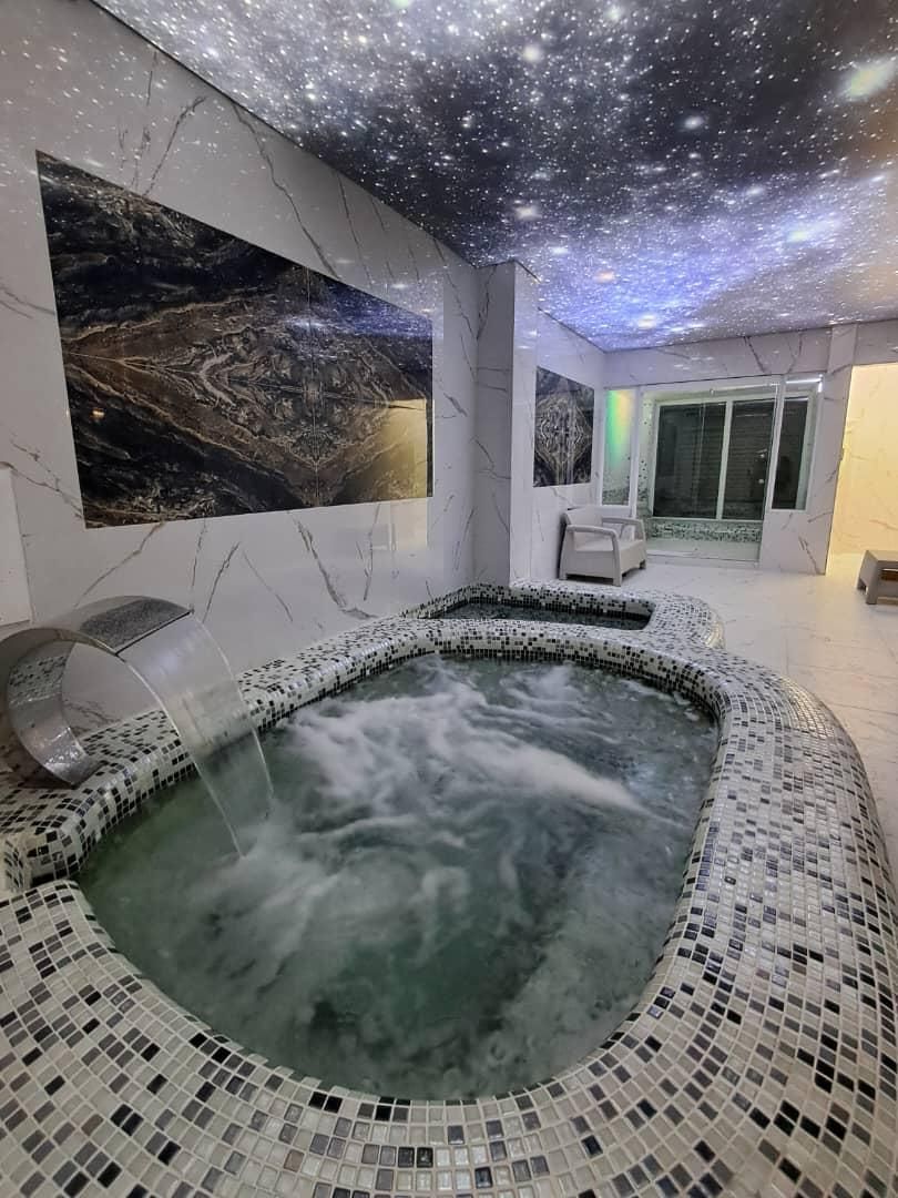 باغ لوکس با استخر سونا جکوزی ۵ خوابه کد ۱۲۲|اجارهٔ کوتاه‌مدت ویلا و باغ|شیراز, باغشهر قصر سبز|دیوار