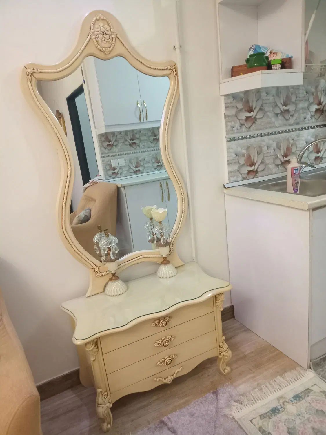 تشک۲نفره،تابلوزن روسی،میزعسلی،آینه ومیزکاملاتمیز|حراج|رشت, لاکان|دیوار