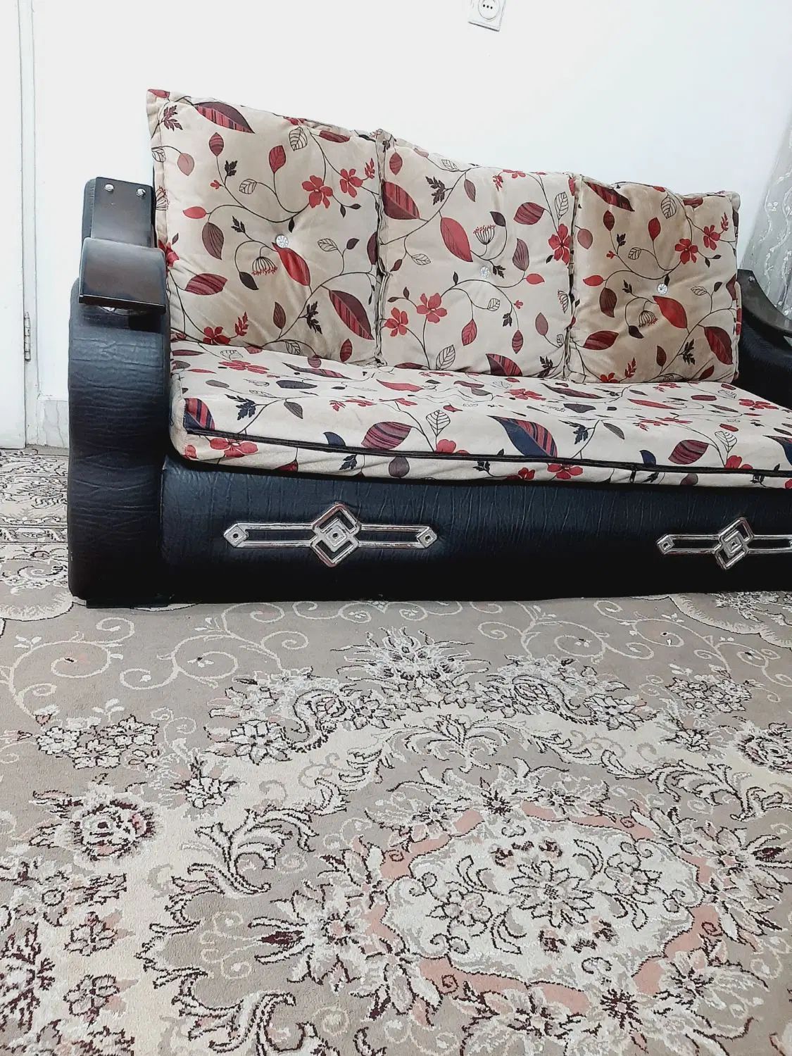 مبل ۷ نفره و دوتخته فرش ۱۲ متری سالم ۸تومن مقطوع|مبلمان خانگی و میز عسلی|اصفهان, شهرک میلاد|دیوار