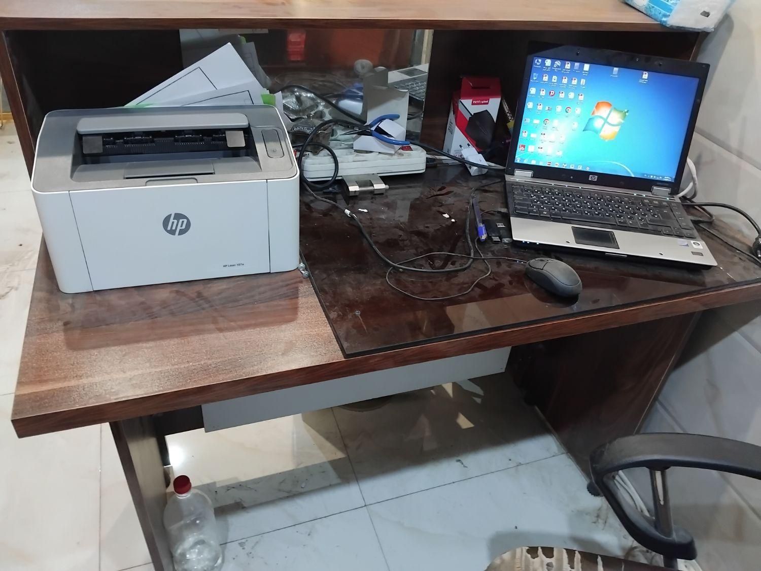 لپتاپ hp با چاپگر  hp 107aبهمراه میز نو|رایانه همراه|ری, |دیوار