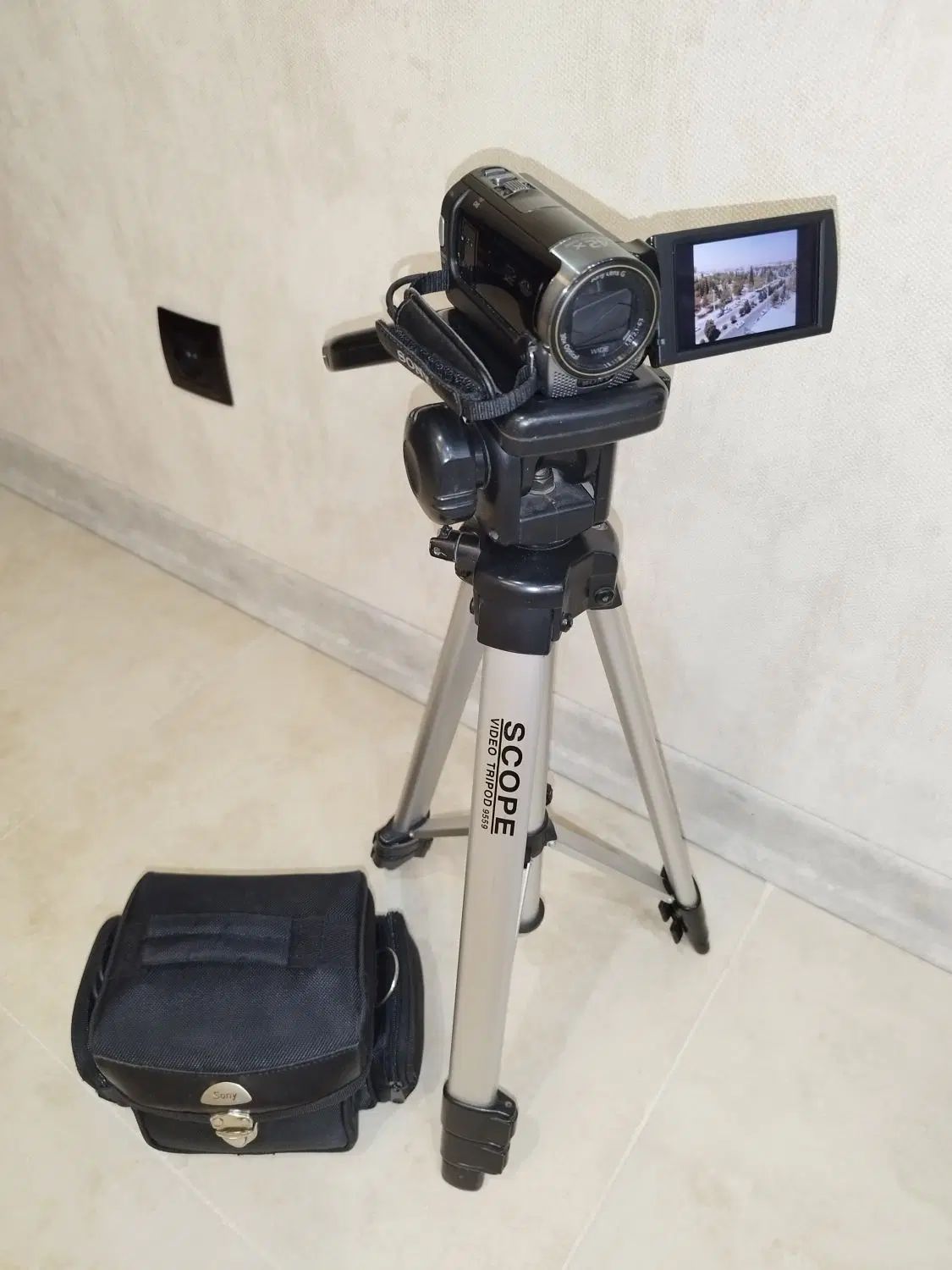 دوربین فیلمبرداری عکاسی سونی اصل با سه پایه و کیف|دوربین عکاسی و فیلم‌برداری|کرمان, |دیوار