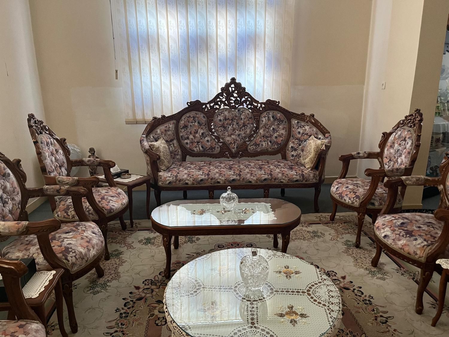 مبلمان سلطنتی به همراه میز ناهار خوری|مبلمان خانگی و میز عسلی|بندرعباس, |دیوار