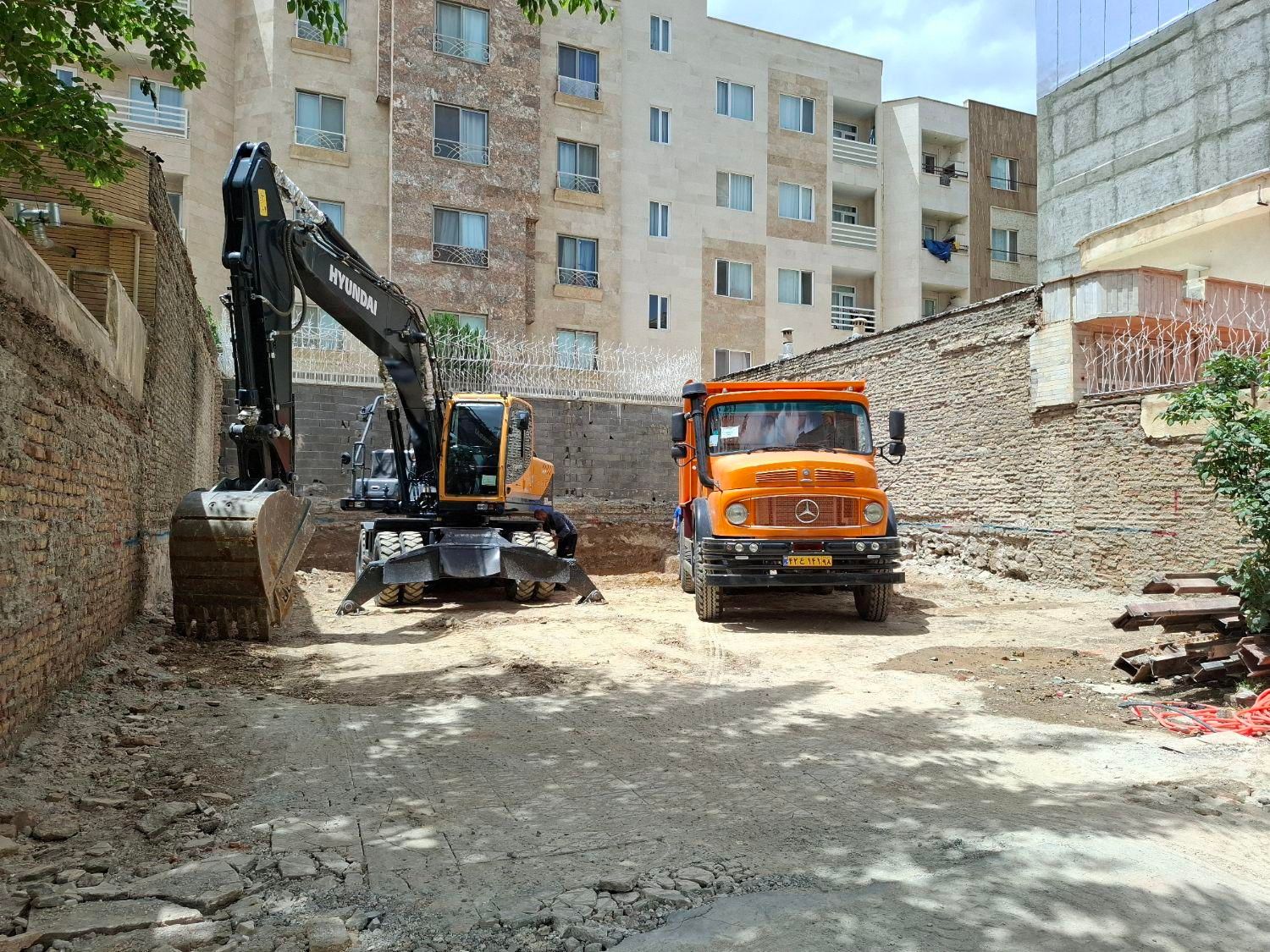 خاکبرداری بیل مکانیکی تخریب گودبرداری خاکریزی|خدمات حمل و نقل|سنندج, |دیوار