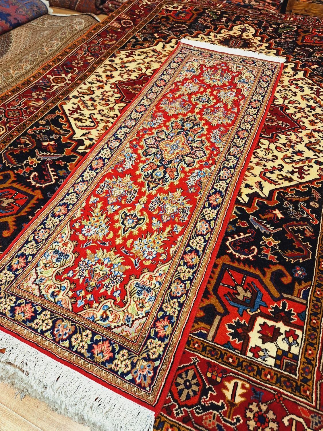 کناره دستباف قم با زمینه لاکی رنگ|فرش|تهران, اکباتان|دیوار