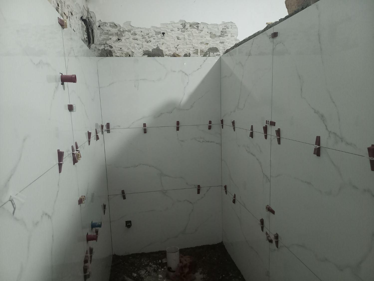 کاشیکاری سنگ کاری و سرامیک کاری کار چسبی|خدمات پیشه و مهارت|ساوه, |دیوار