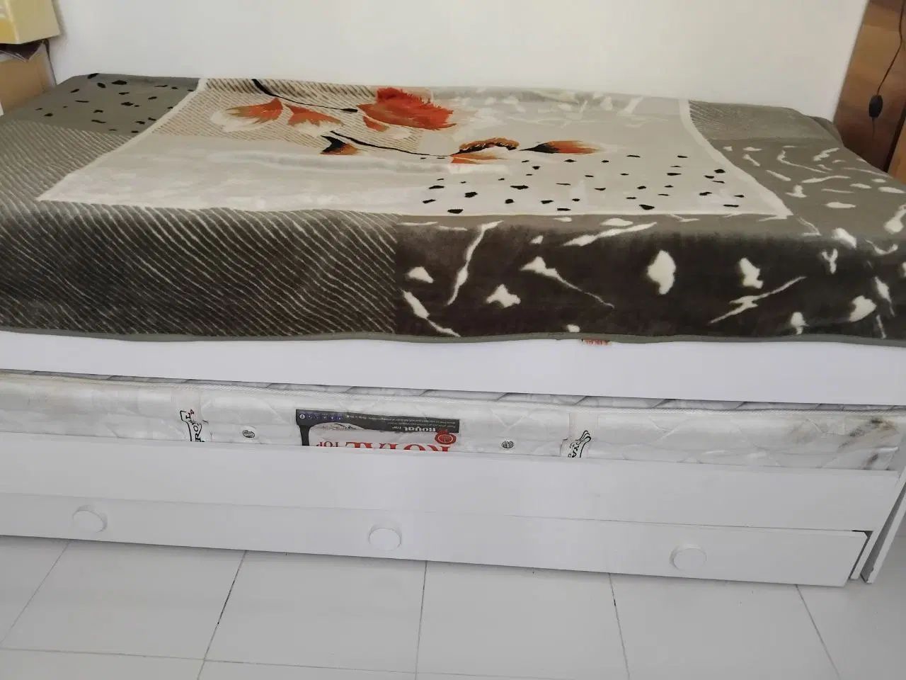 تخت یکنفره که شامل تخت مهمان وکشو بزرگ و جادار است|تخت و سرویس خواب|تهران, شهران شمالی|دیوار