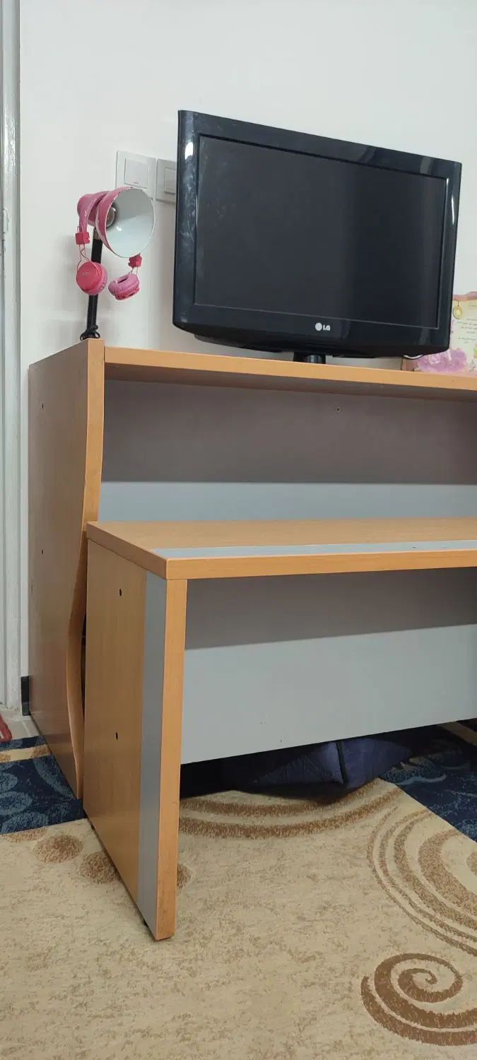 میز تحریر یا کامپیوتر|میز تحریر و کامپیوتر|گلبهار, شهر جدید گلبهار|دیوار