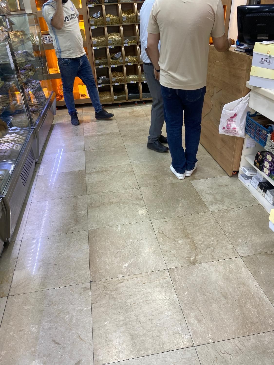 فروشنده و کارگر ساده قنادی با جای خواب|استخدام خدمات فروشگاه و رستوران|تهران, ونک|دیوار