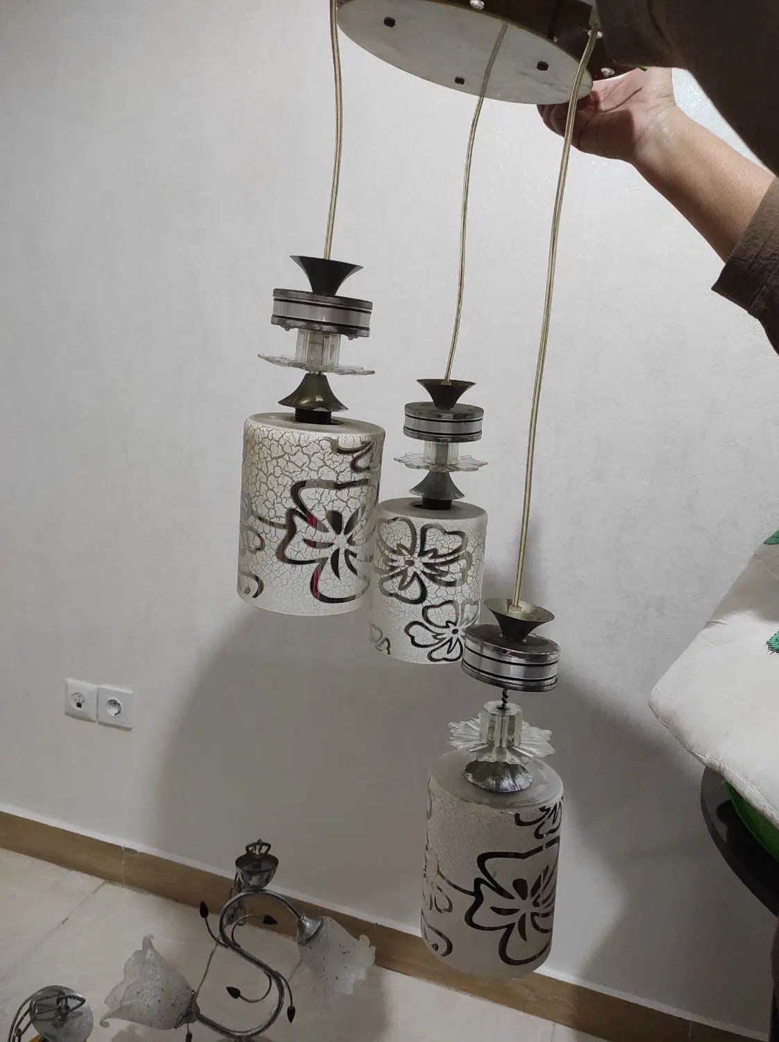 لوستر کاملا سالم|لوستر و چراغ آویز|رشت, یخسازی|دیوار