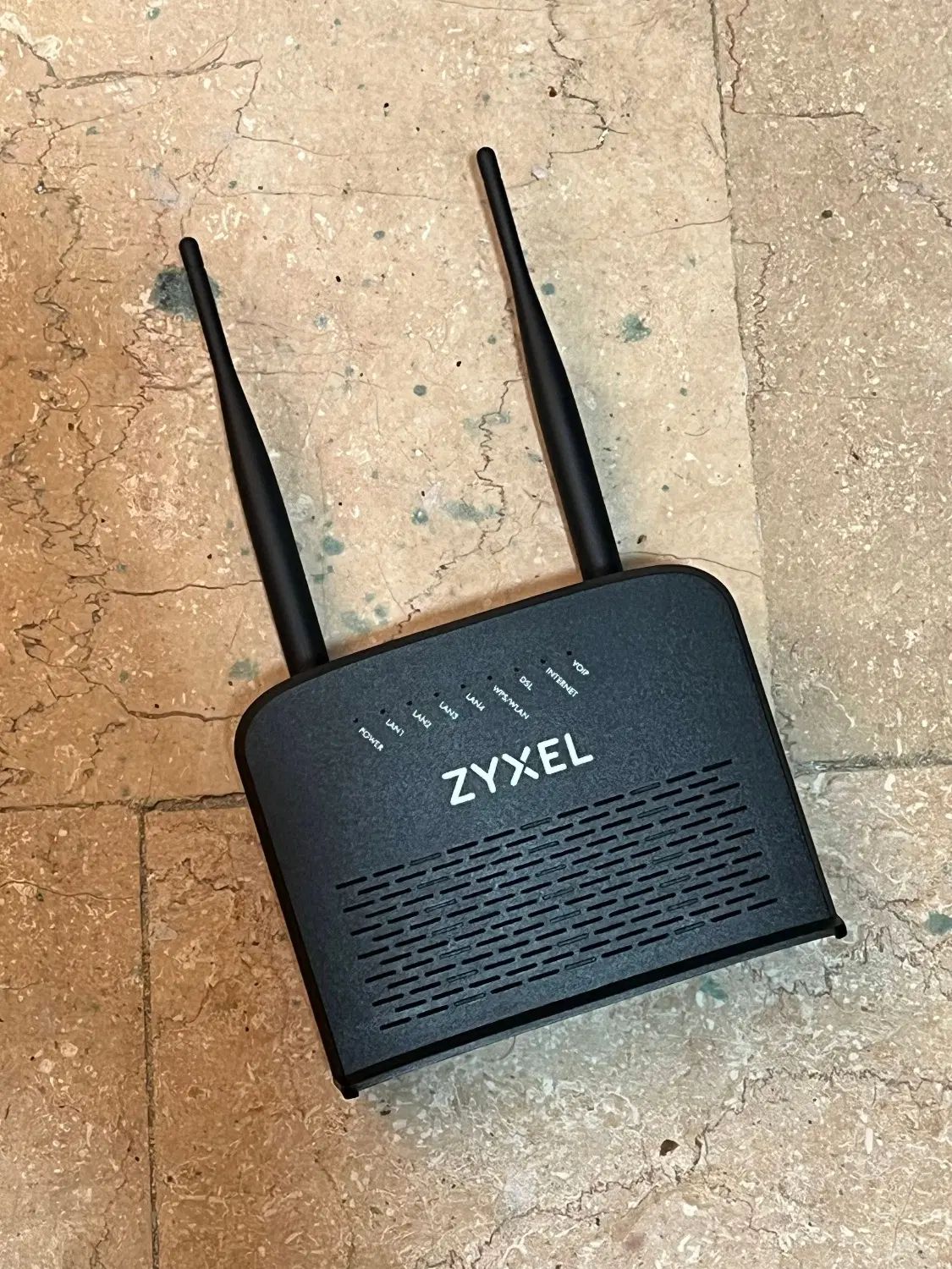 مودم روتر +ADSL2 زایکسل بسیار تمیز آنتن‌دهی قوی|مودم و تجهیزات شبکه|تهران, فلسطین (میدان انقلاب)|دیوار