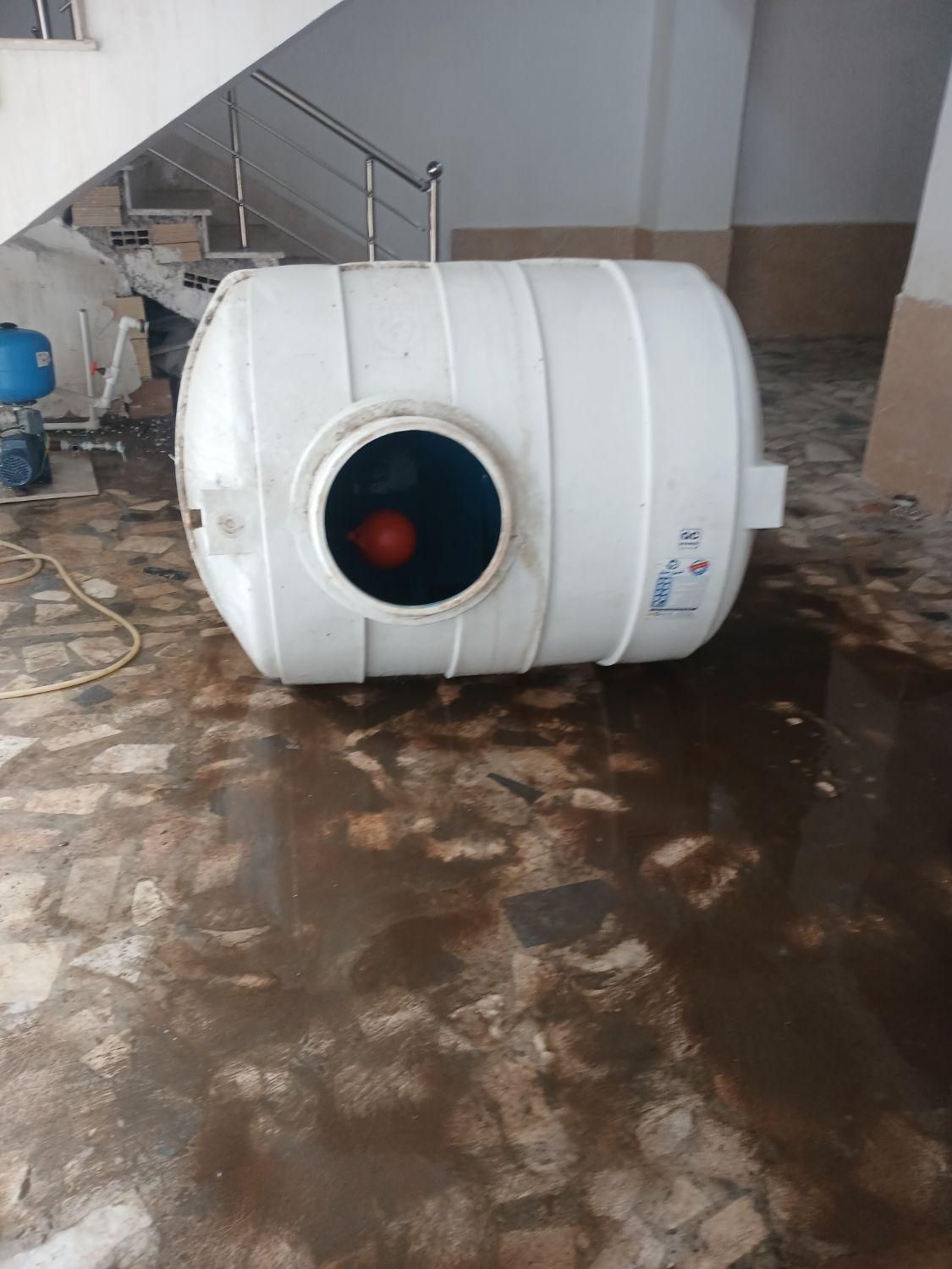 نظافت راپله حیاط منبع اب درحد صفر به رضایت شما|خدمات نظافت|رشت, استقامت ۱|دیوار