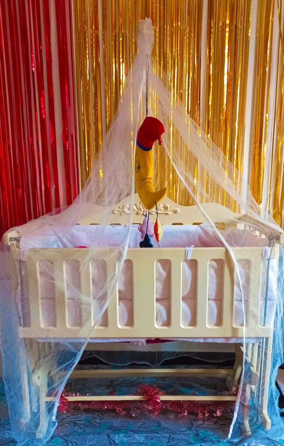 گهواره بچه کنار تخت مادر.|اسباب و اثاث بچه|گرگان, |دیوار