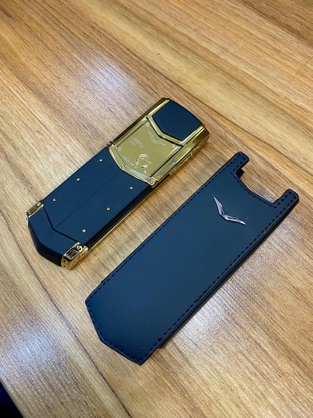 گوشی دکمه ای لوکس برند ورتو vertu آب طلا|موبایل|تهران, نیاوران|دیوار