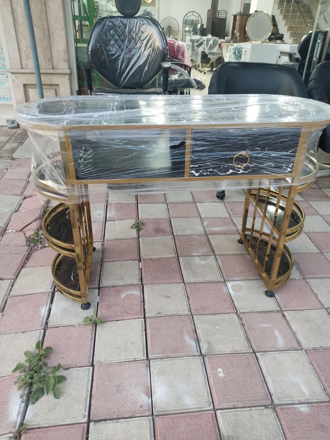 میز کاشت ناخن|آرایشگاه و سالنهای زیبایی|رشت, امین الضرب|دیوار