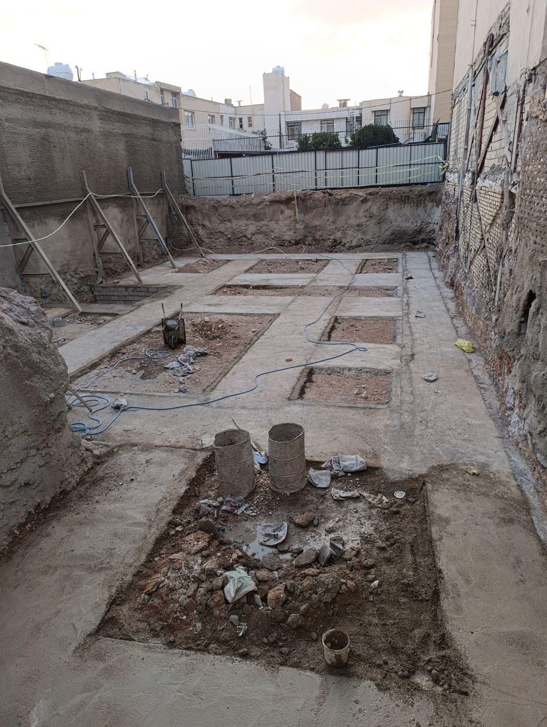 اجرای بتن مگر سیمان کاری شیب دیوار چینی سنگ چینی|خدمات پیشه و مهارت|شیراز, شهرک استقلال|دیوار