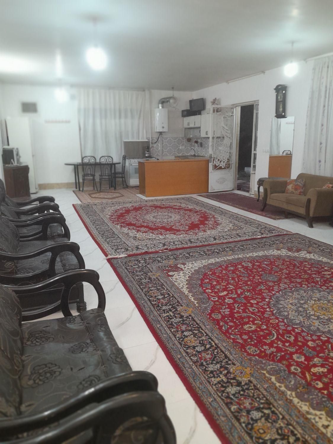 ویلا باغ مبله با ۸۰ متر سالن نزدیک شهر|اجارهٔ کوتاه‌مدت ویلا و باغ|اراک, |دیوار
