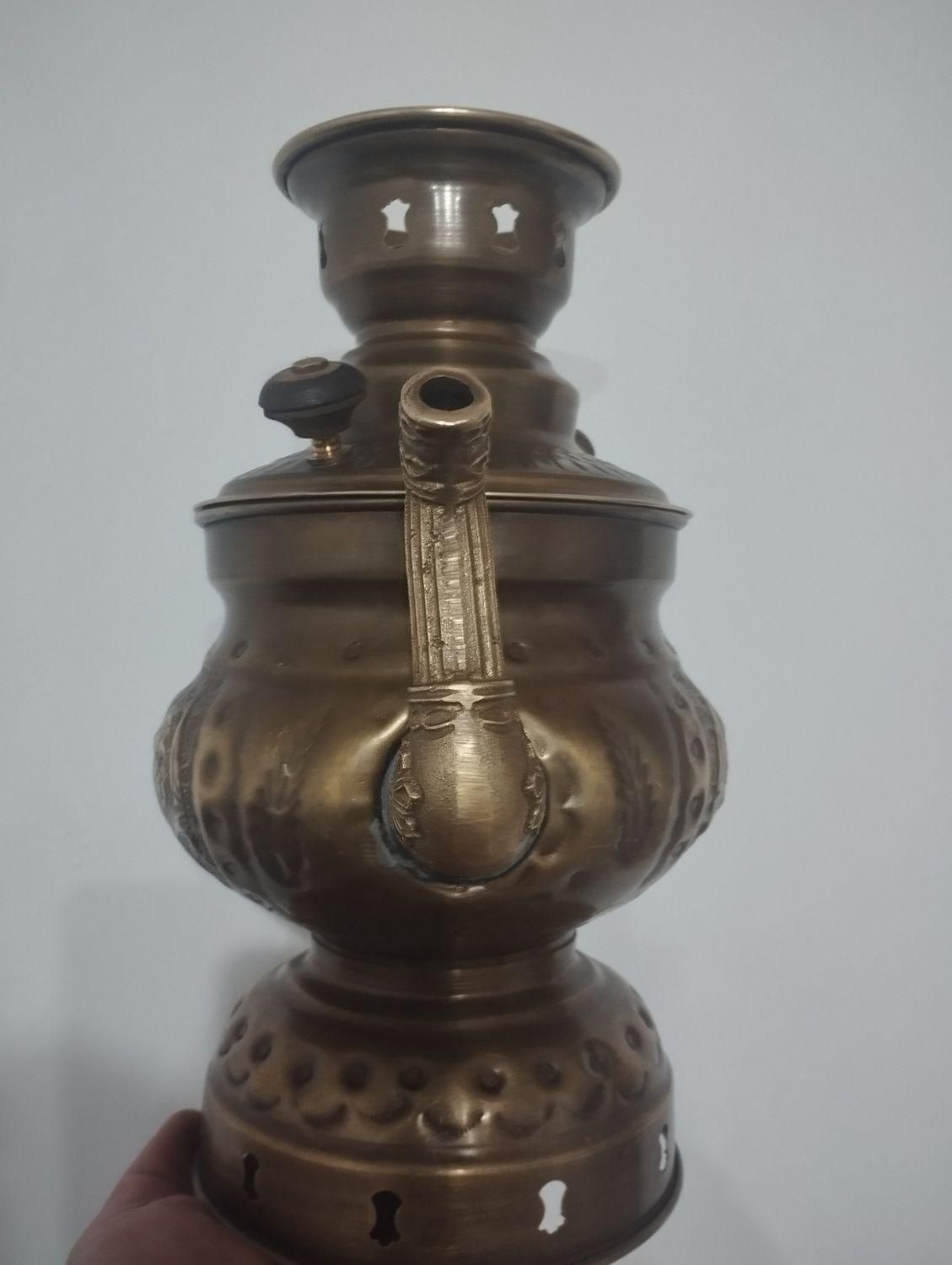 سماور زغالی برنجی|کلکسیون اشیاء عتیقه|قروه, |دیوار