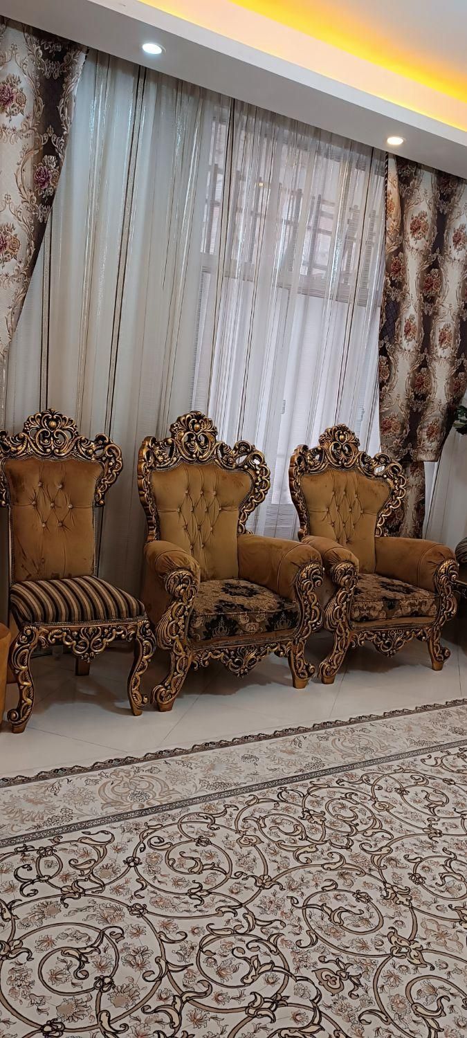 مبل سلطنتی ۹نفره همراه با جلو مبلی میز عسلی|مبلمان خانگی و میز عسلی|پاکدشت, |دیوار