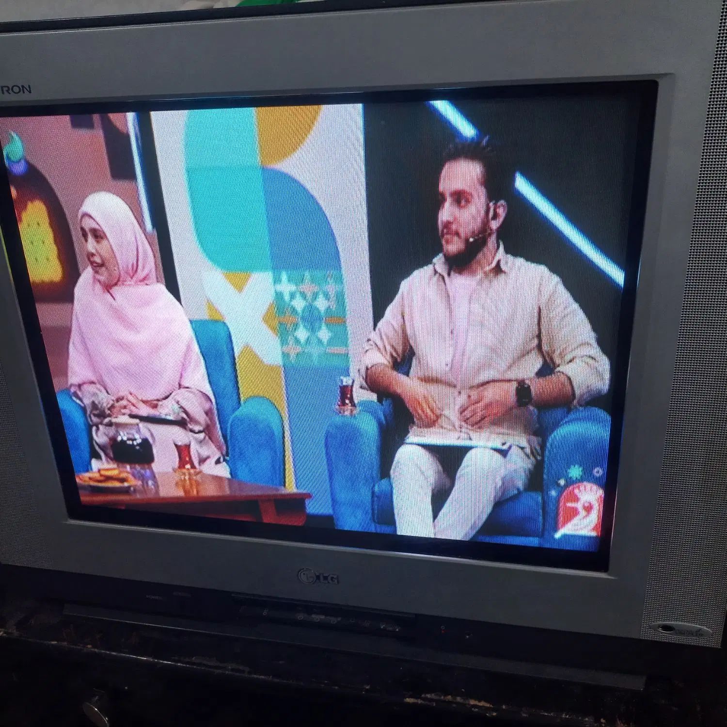تلویزیون رنگی ۲۵ اینچ سالم|تلویزیون و پروژکتور|اصفهان, ستار|دیوار