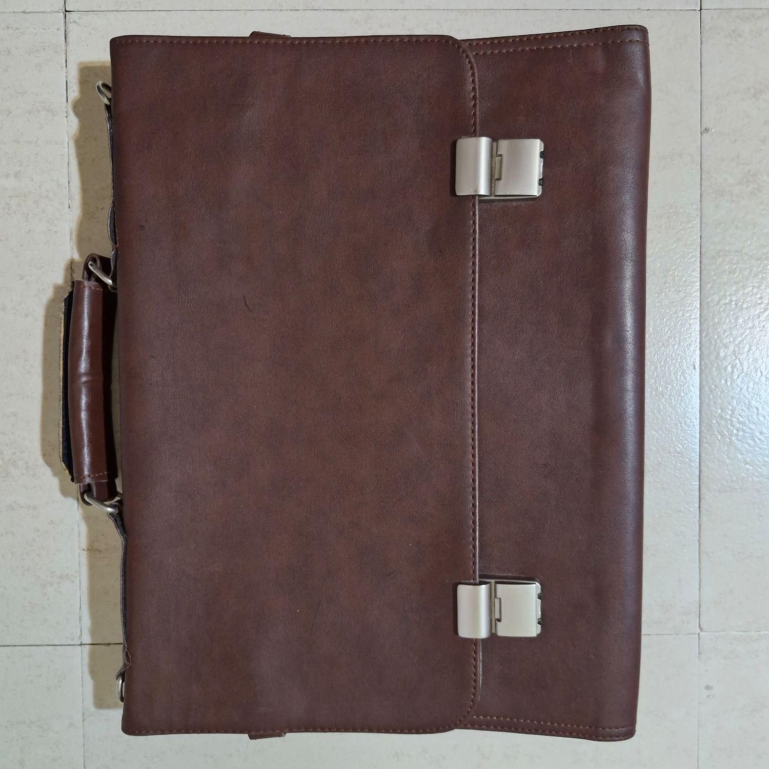 کیف اداری|کیف، کفش، کمربند|پرند, فاز ۰|دیوار