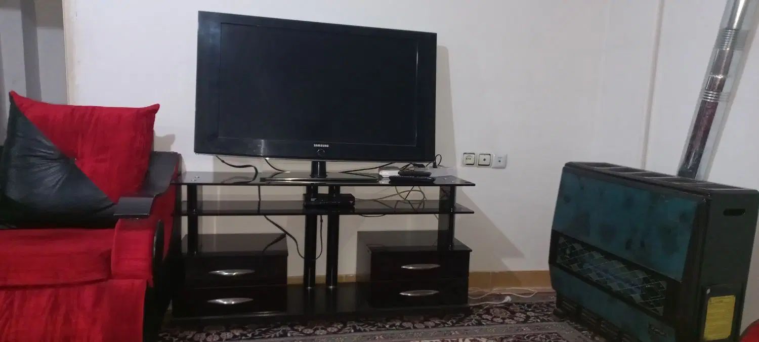 تلویزیون۴۰اینچ سامسونگ بهمراه میز و گیرنده(لاهیجان|تلویزیون و پروژکتور|رشت, گلسار|دیوار