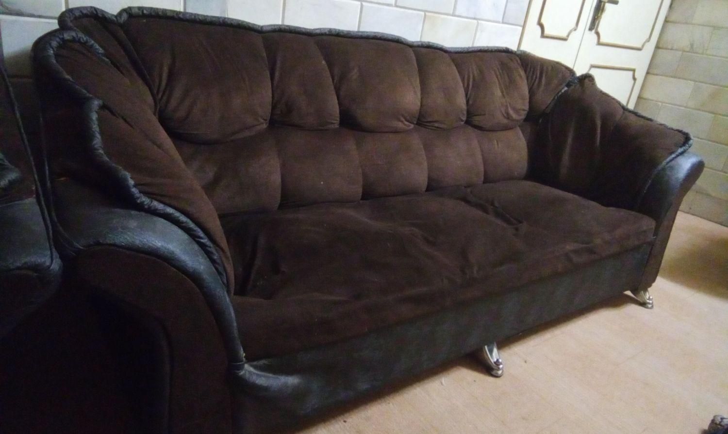 یک عدد کاناپه سه نفره پایه فلزی|مبلمان خانگی و میز عسلی|قم, باجک یک|دیوار