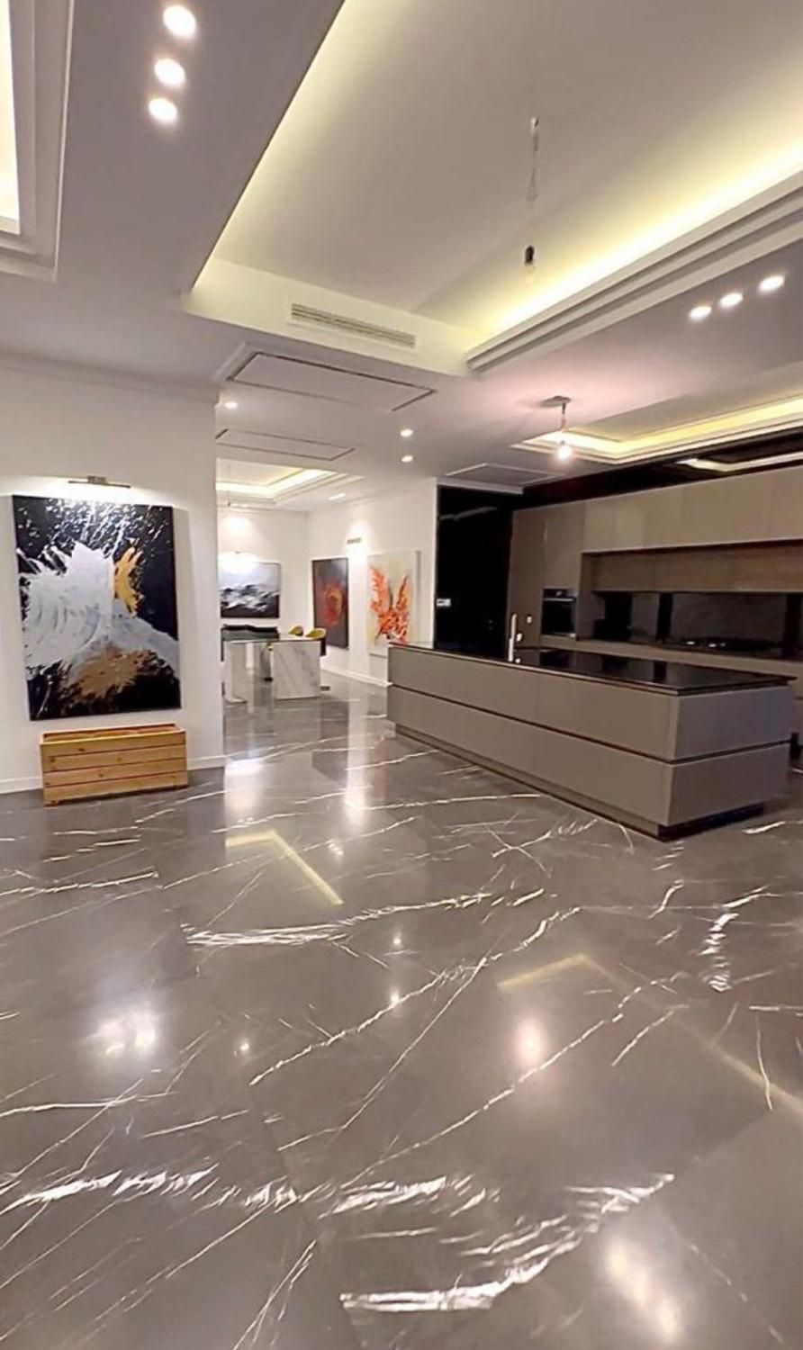 ۳۰۰متر برج مدرن با ویوو شهر و کوهستان