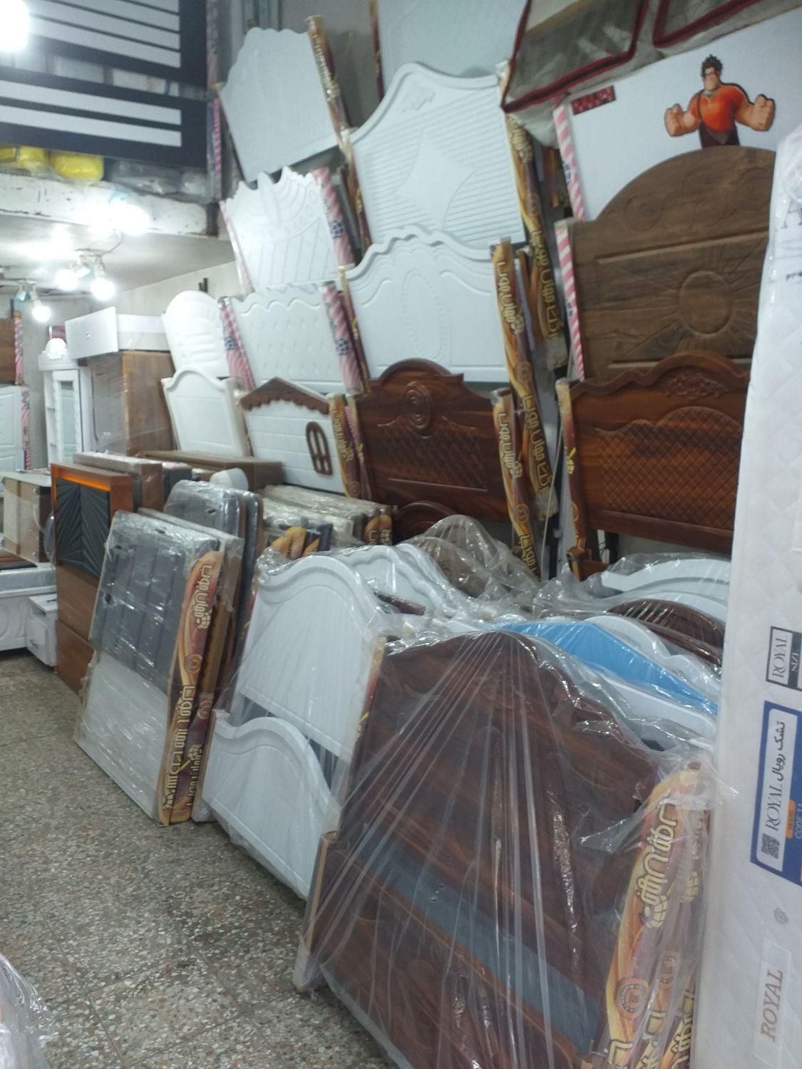 تخت و تشک|تخت و سرویس خواب|صومعه‌سرا, |دیوار